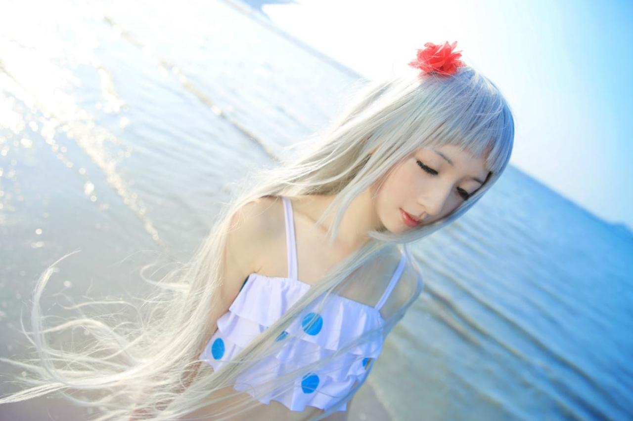 墨兔泳装扮演本间芽衣子闭眼沐浴着海风