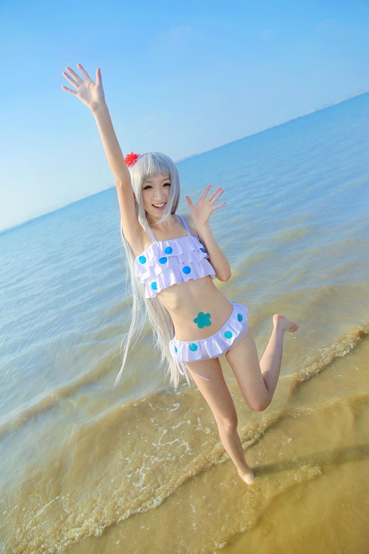 墨兔泳装扮演本间芽衣子举起右手