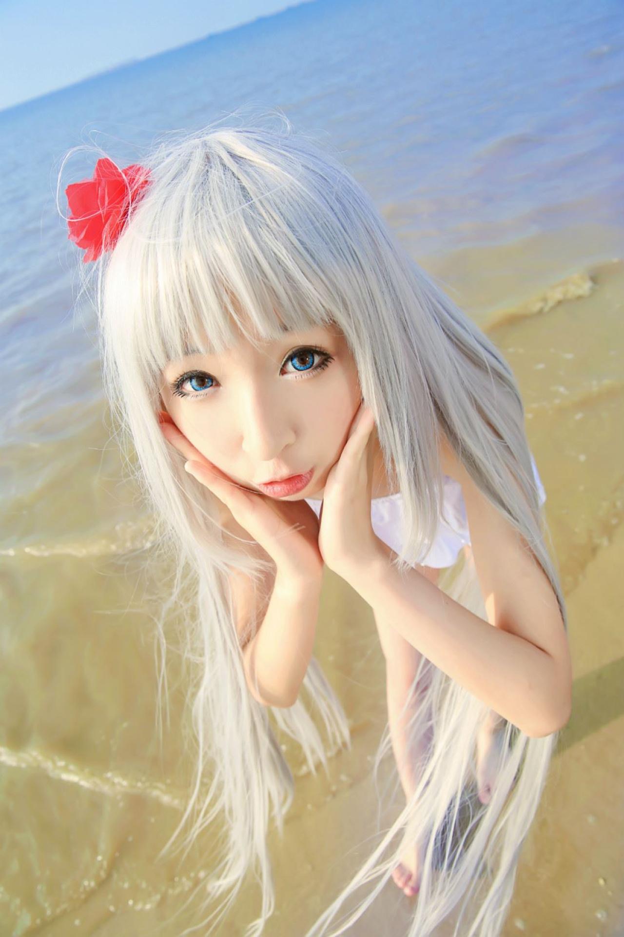 墨兔泳装扮演本间芽衣子双手捧着脸嘟嘴卖萌