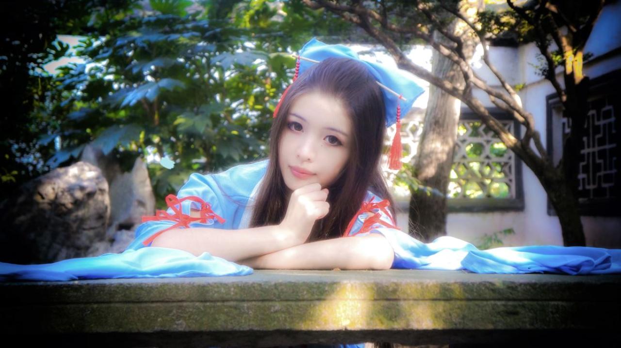 鱼玄扮演仙剑奇侠传沈欺霜扒在石桌上