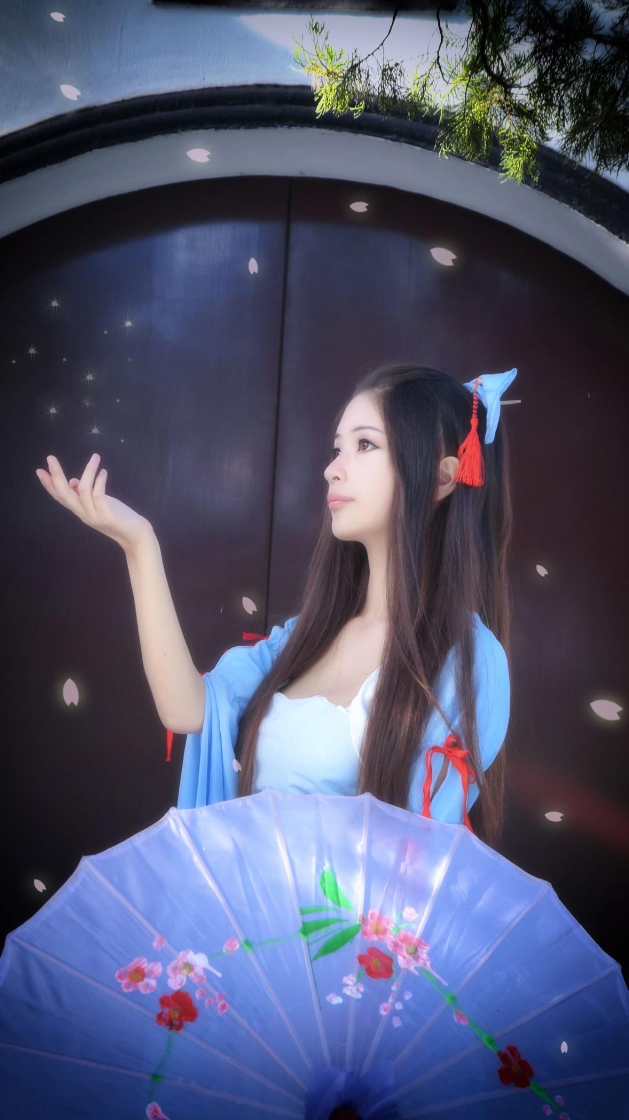 鱼玄扮演仙剑奇侠传沈欺霜左手拿伞，右手捧起星光侧面照