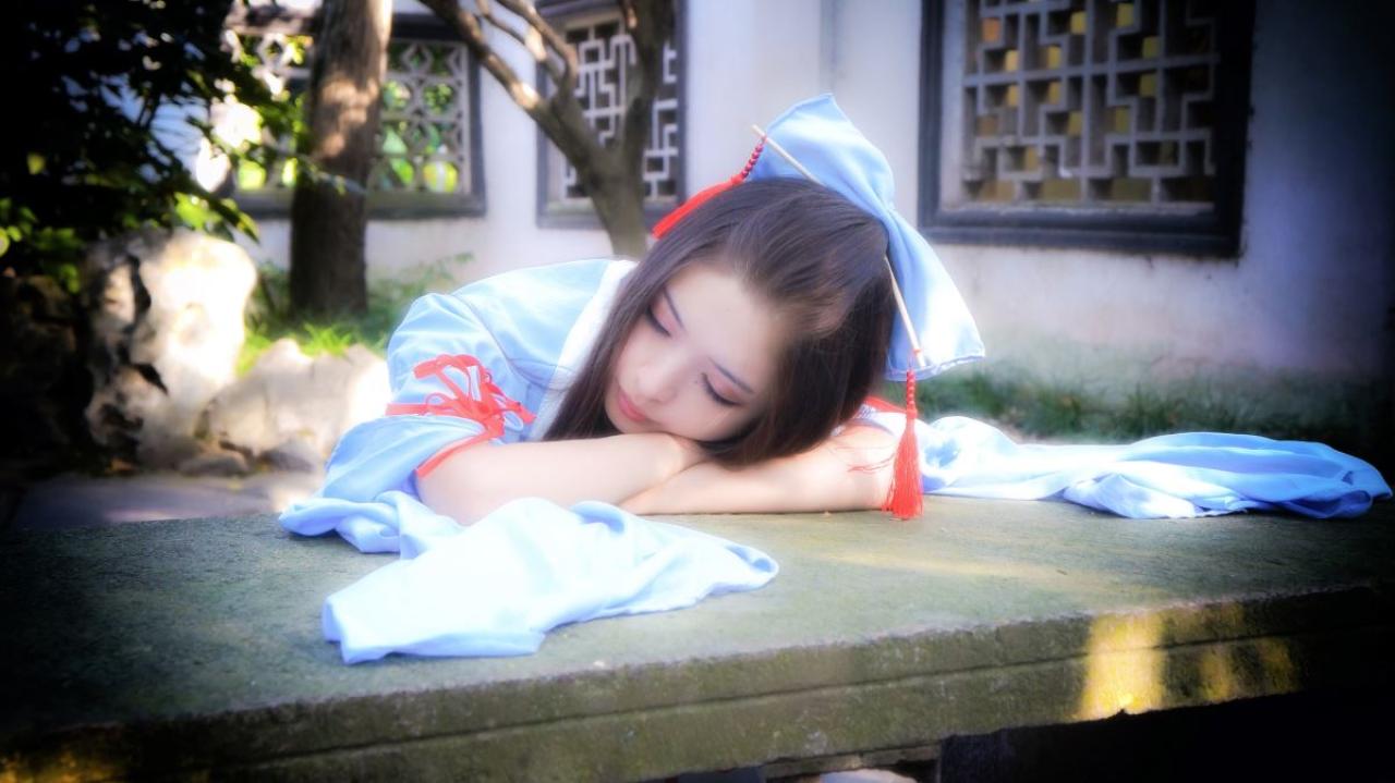 鱼玄扮演仙剑奇侠传沈欺霜扒在石桌上睡着的模样