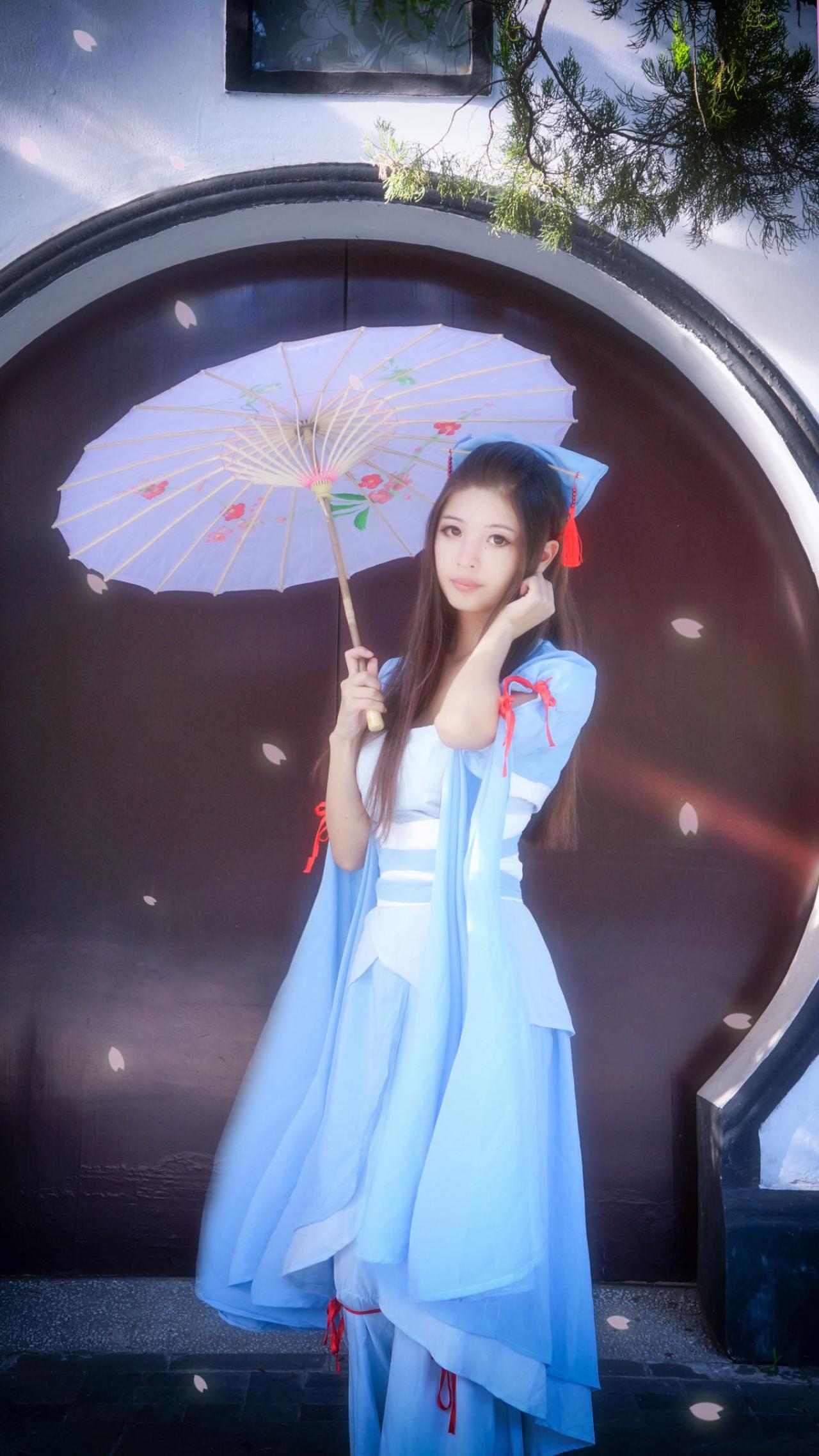 鱼玄扮演仙剑奇侠传沈欺霜撑伞站立的姿势正面照