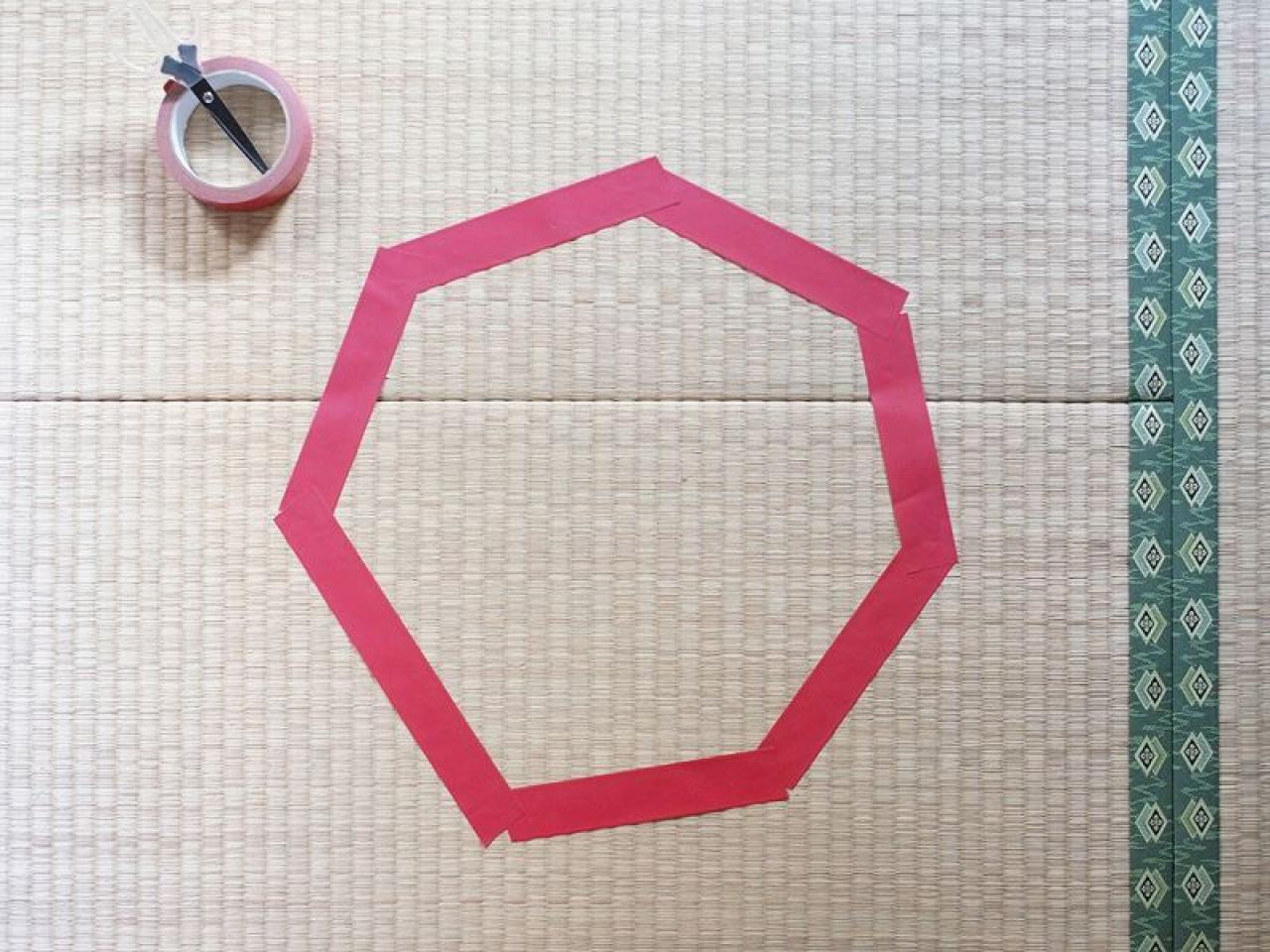 席子上用红色胶带贴出的七边形