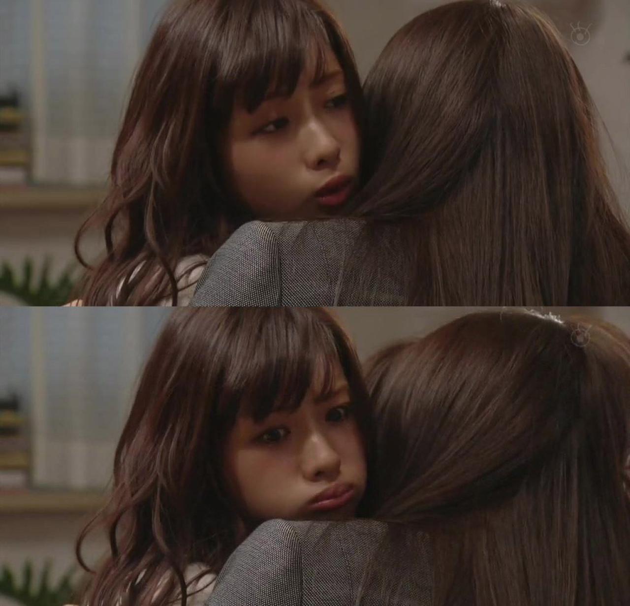 石原里美扮演深沢美咲嘟嘴卖萌，姐姐抱着妹妹，让她别有什么坏主意