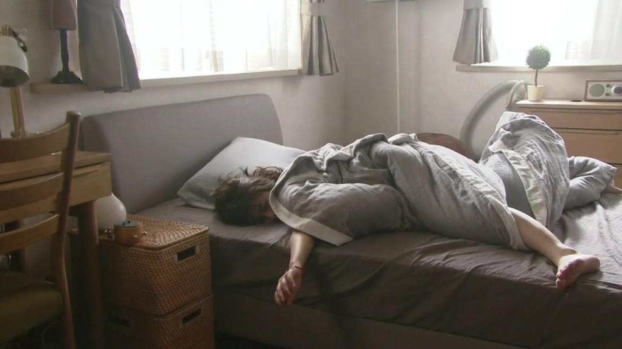 姐姐晨练，早饭完毕，妹妹深沢美咲还扒在床上