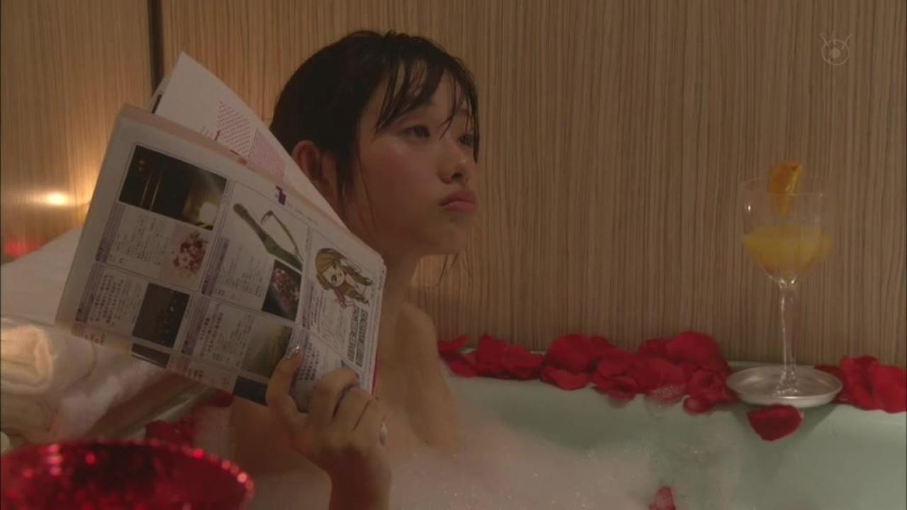 妹妹深沢美咲在浴室拿着杂志，嘟嘴卖萌的瞬间