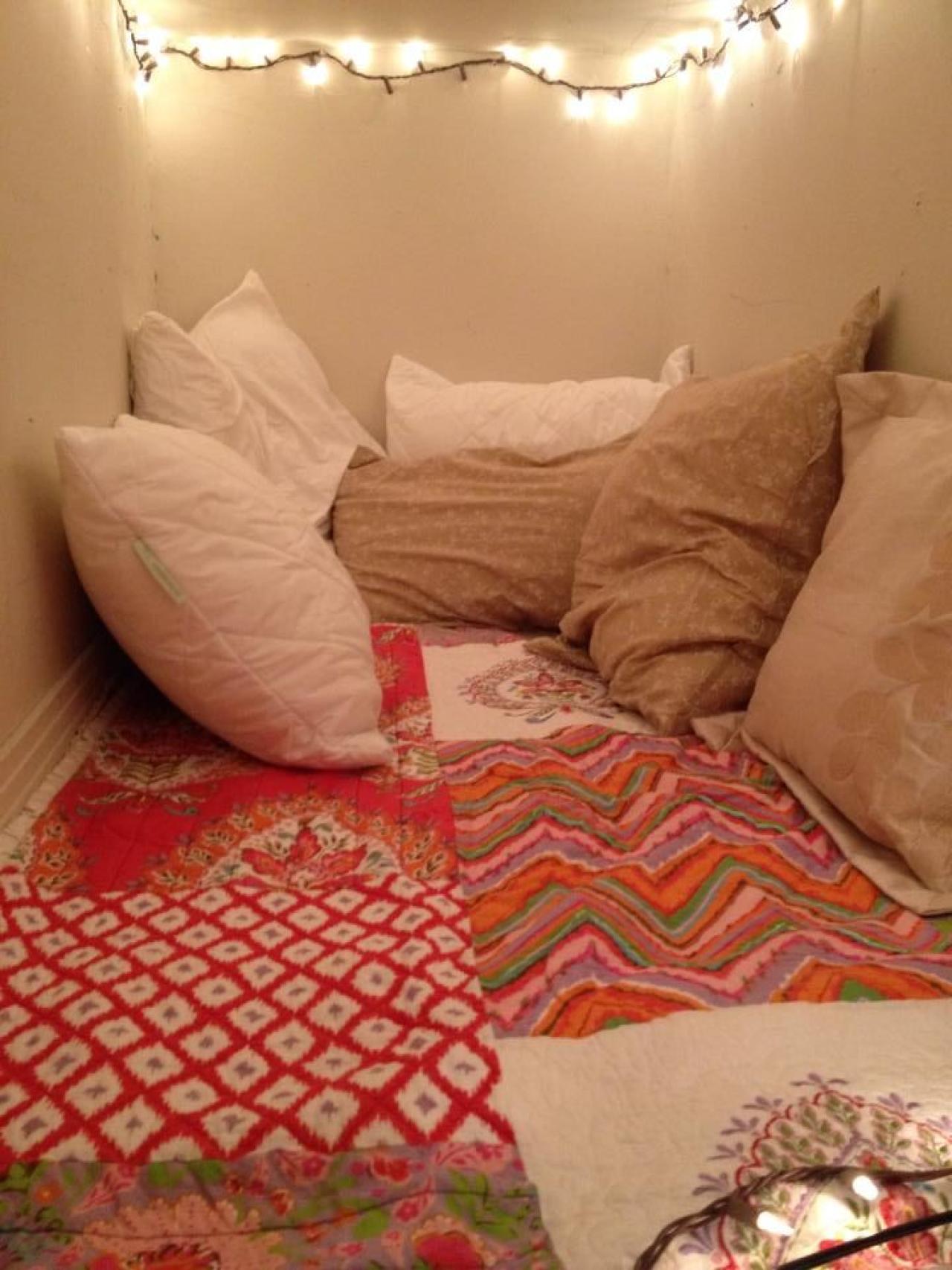 chlopie的枕头空间的内部布置，墙上挂着灯，摆着六个枕头