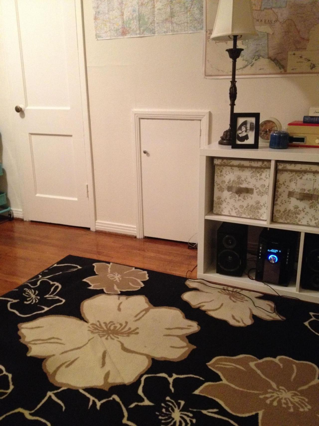 chlopie的枕头空间的矮门和旁边的普通门对比