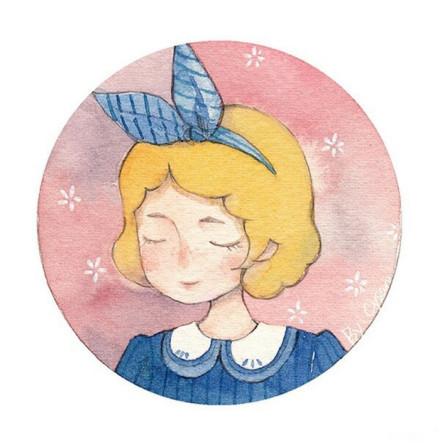 闭眼戴着蝴蝶结发饰的金发少女水彩头像