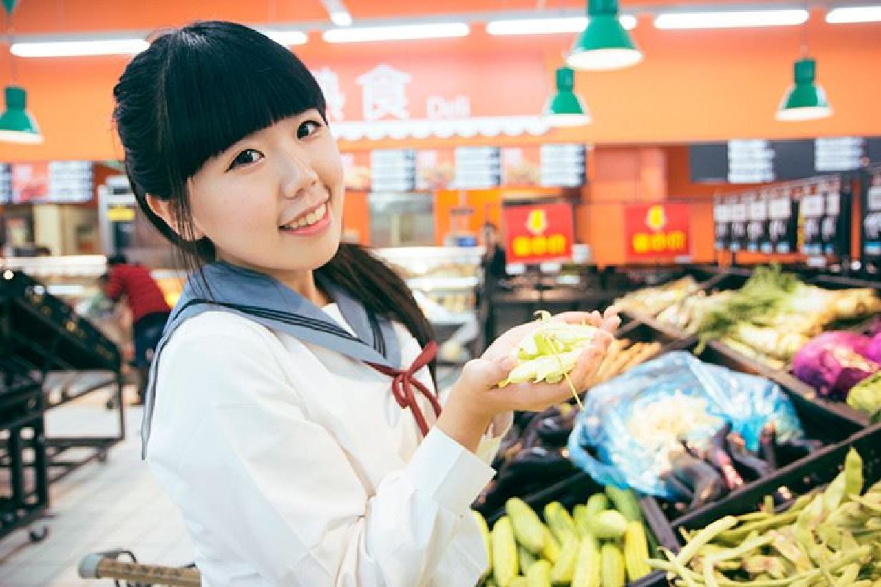 Mercury双手捧着豆角