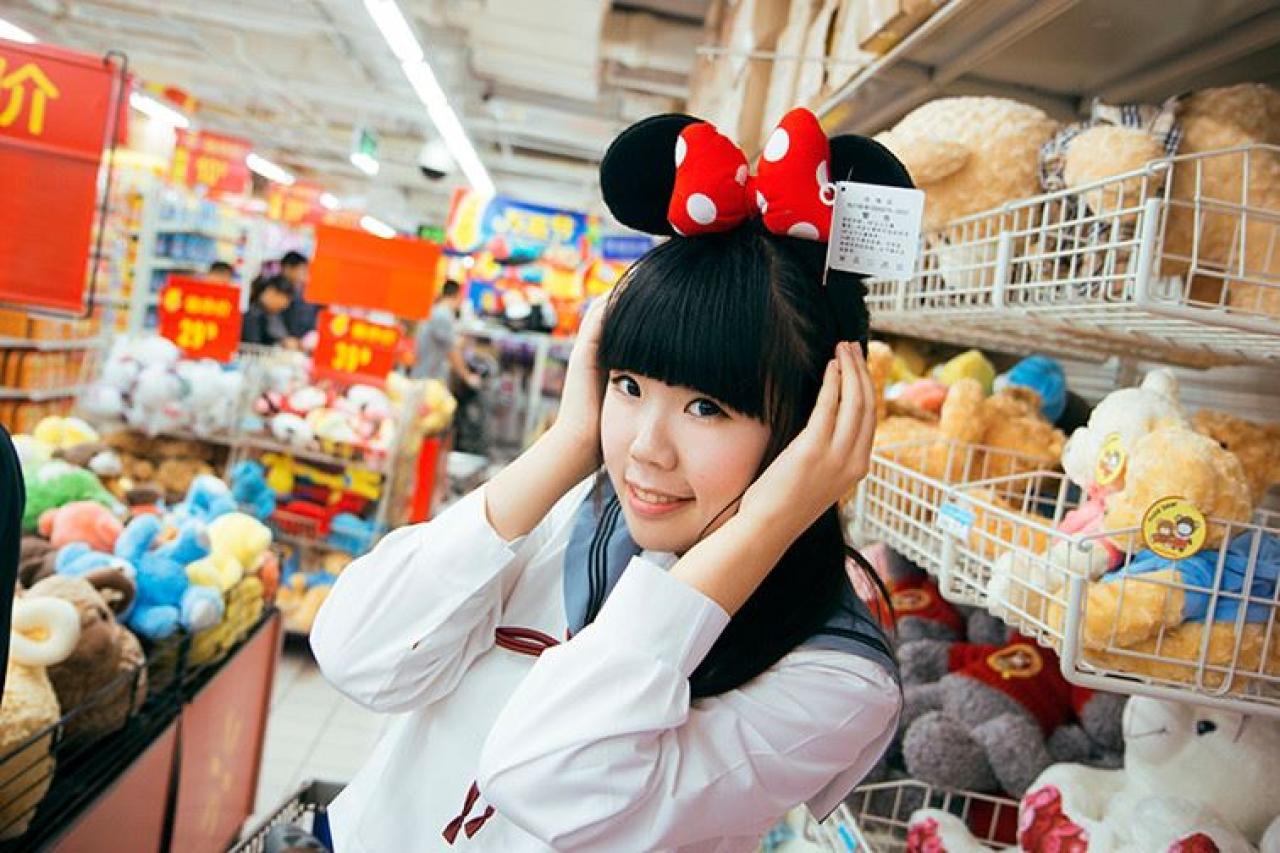 Mercury戴着米老鼠蝴蝶结头饰