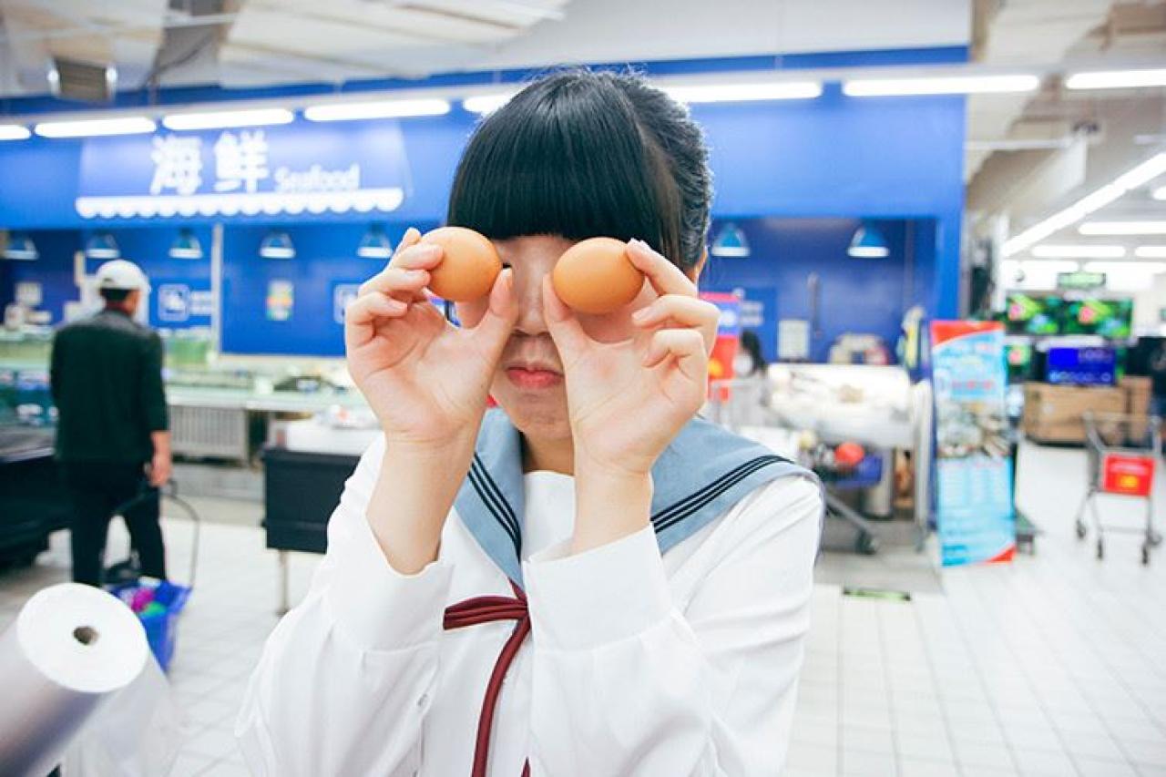 Mercury用两只鸡蛋遮住眼睛嘟嘴卖萌