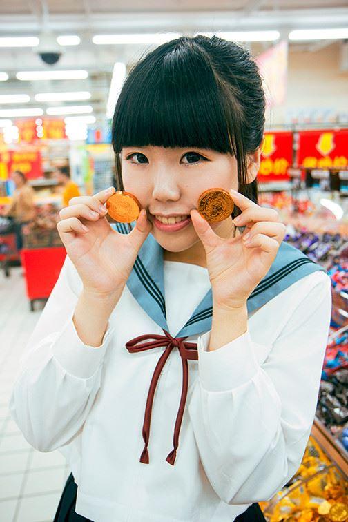 Mercury左右手各拿着一颗圆形巧克力