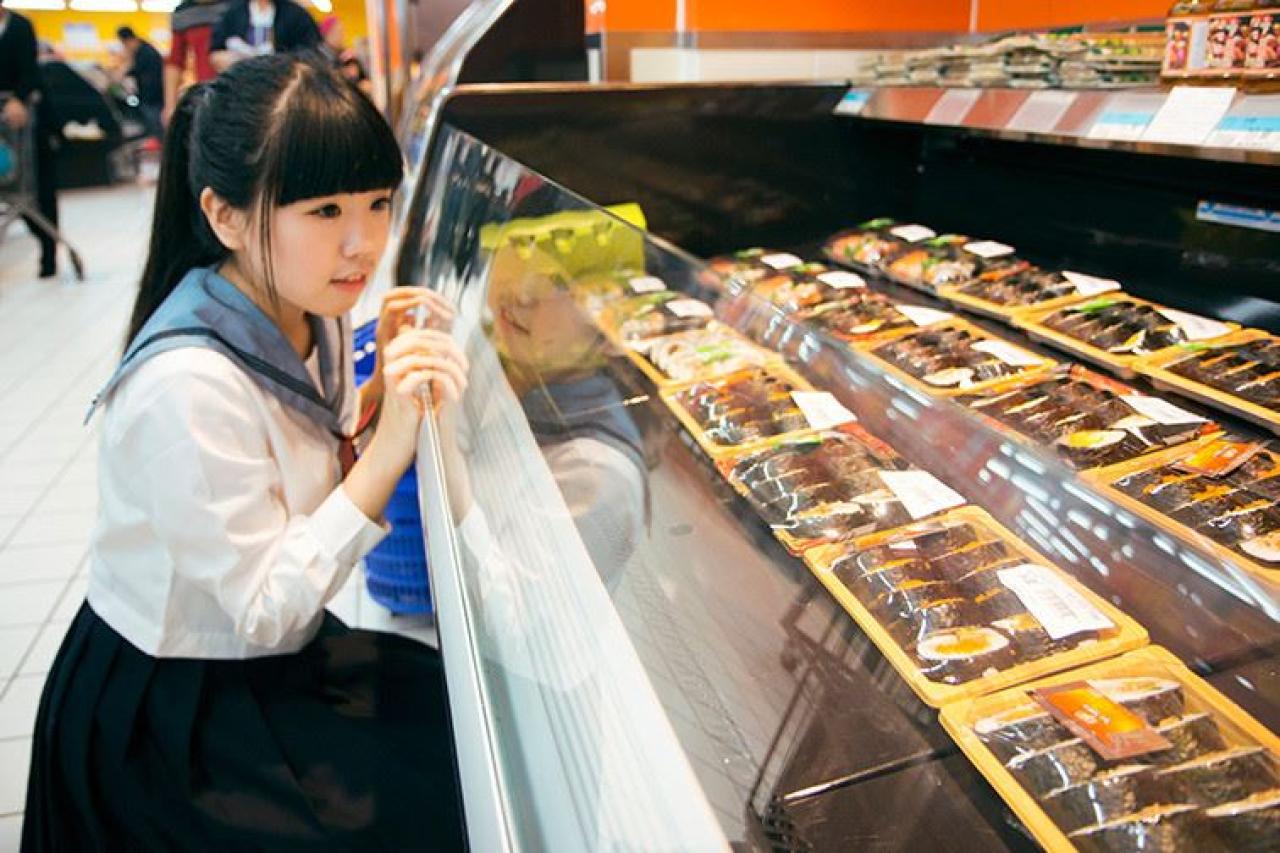 Mercury扒在橱窗前