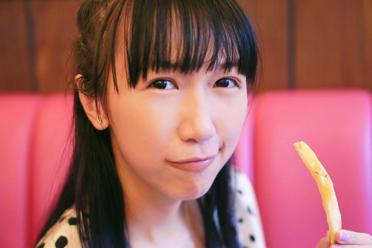 忧忧拿着一枚薯条