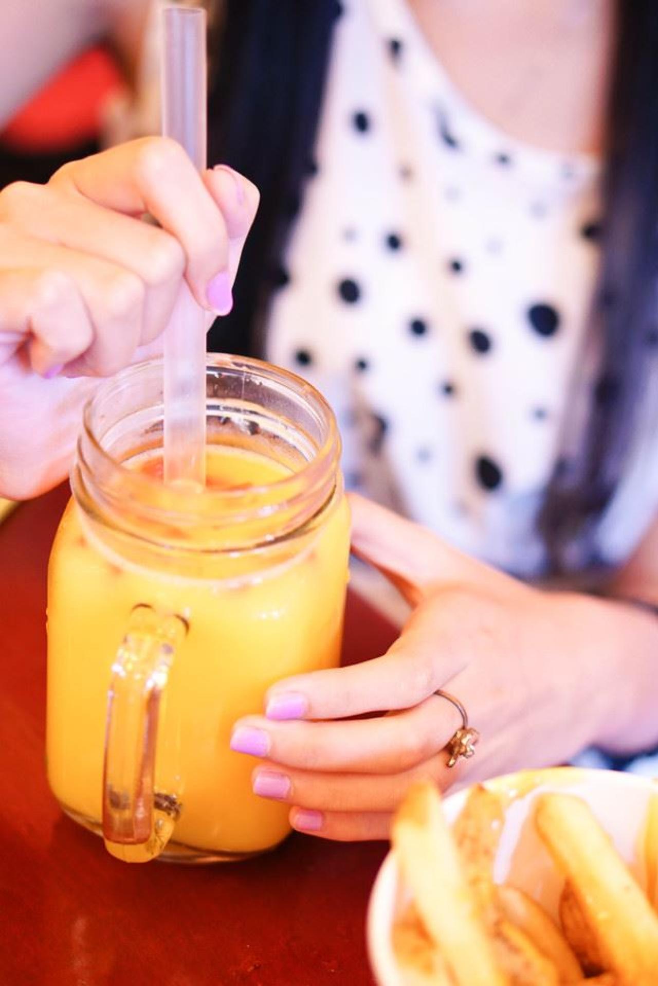 忧忧拿着吸管插进杯子里