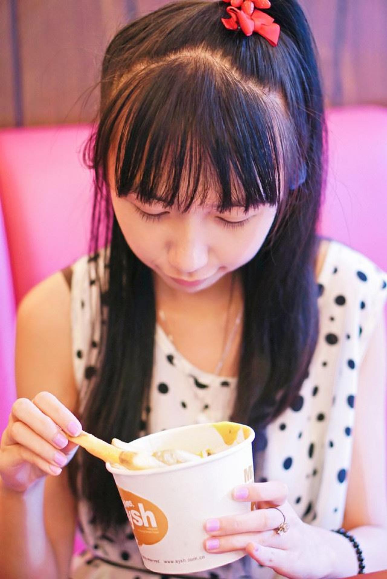 忧忧正低头从杯子里拿出一只薯条