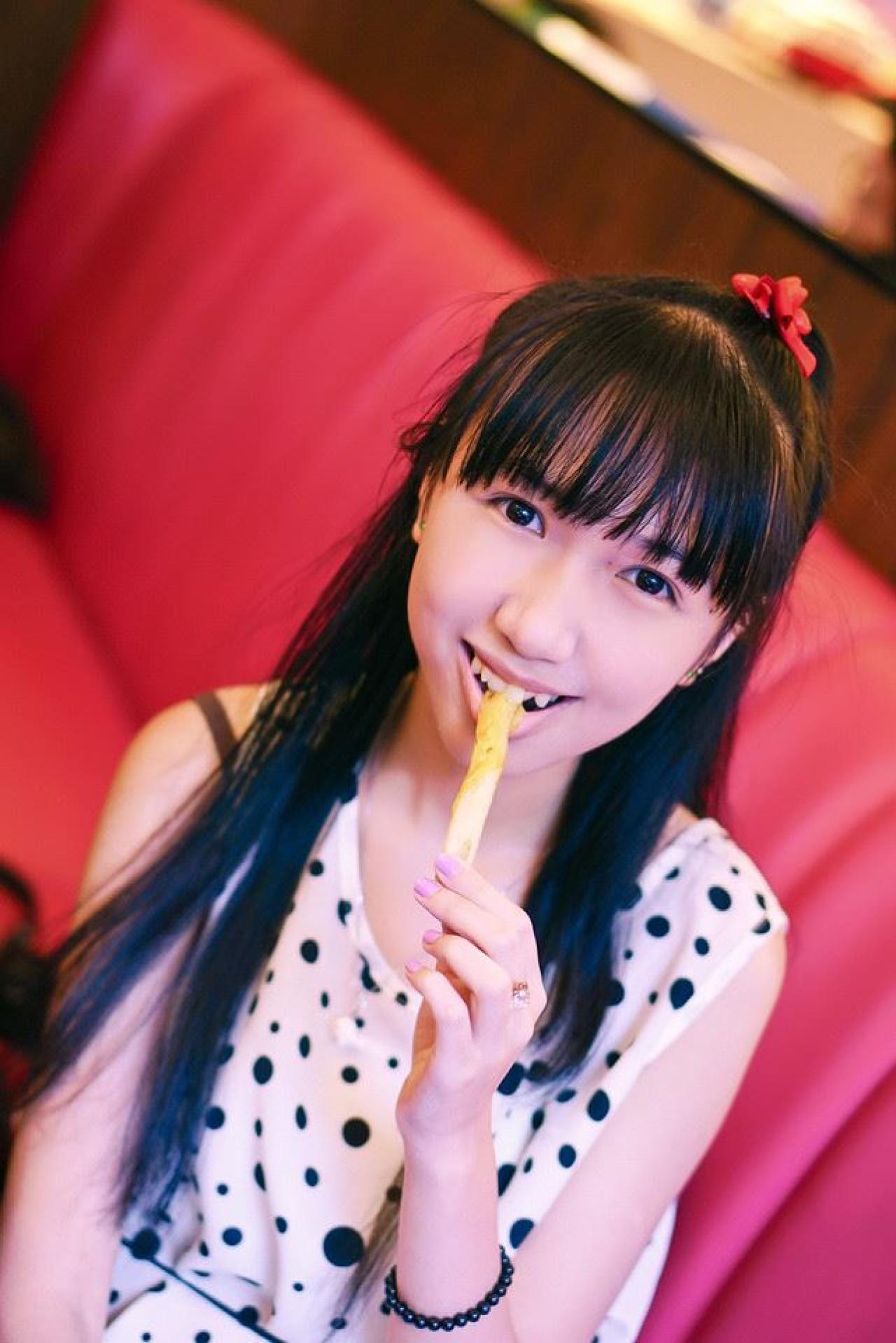 忧忧咬薯条的吃相