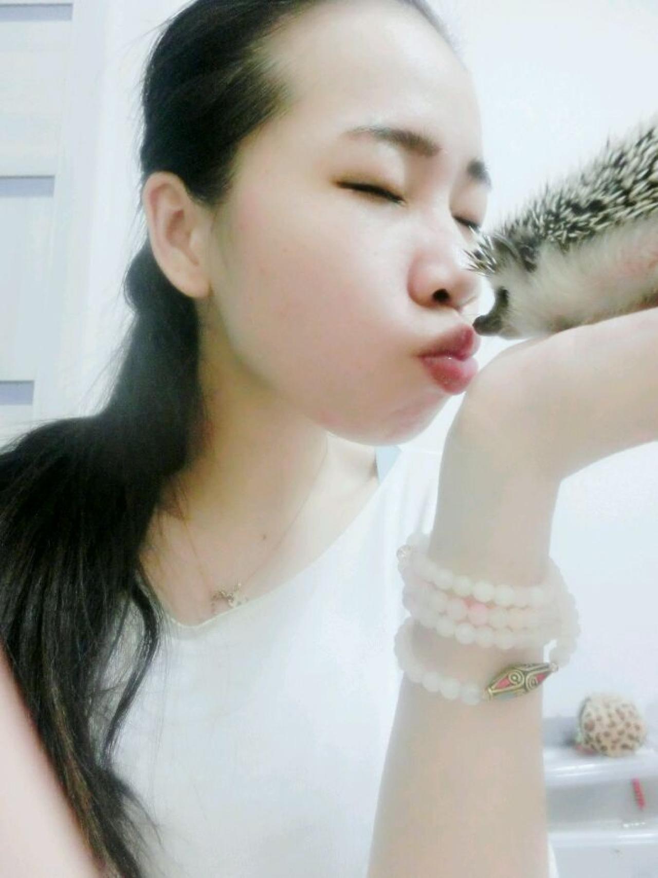 刺猬和小主人亲吻照