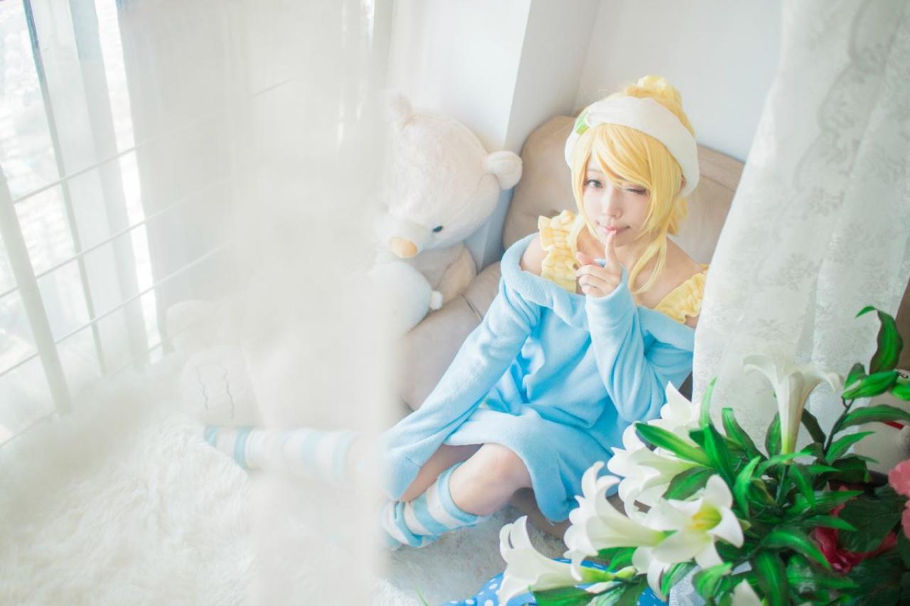 切切扮演绚濑绘里眨眼卖萌，作嘘手势