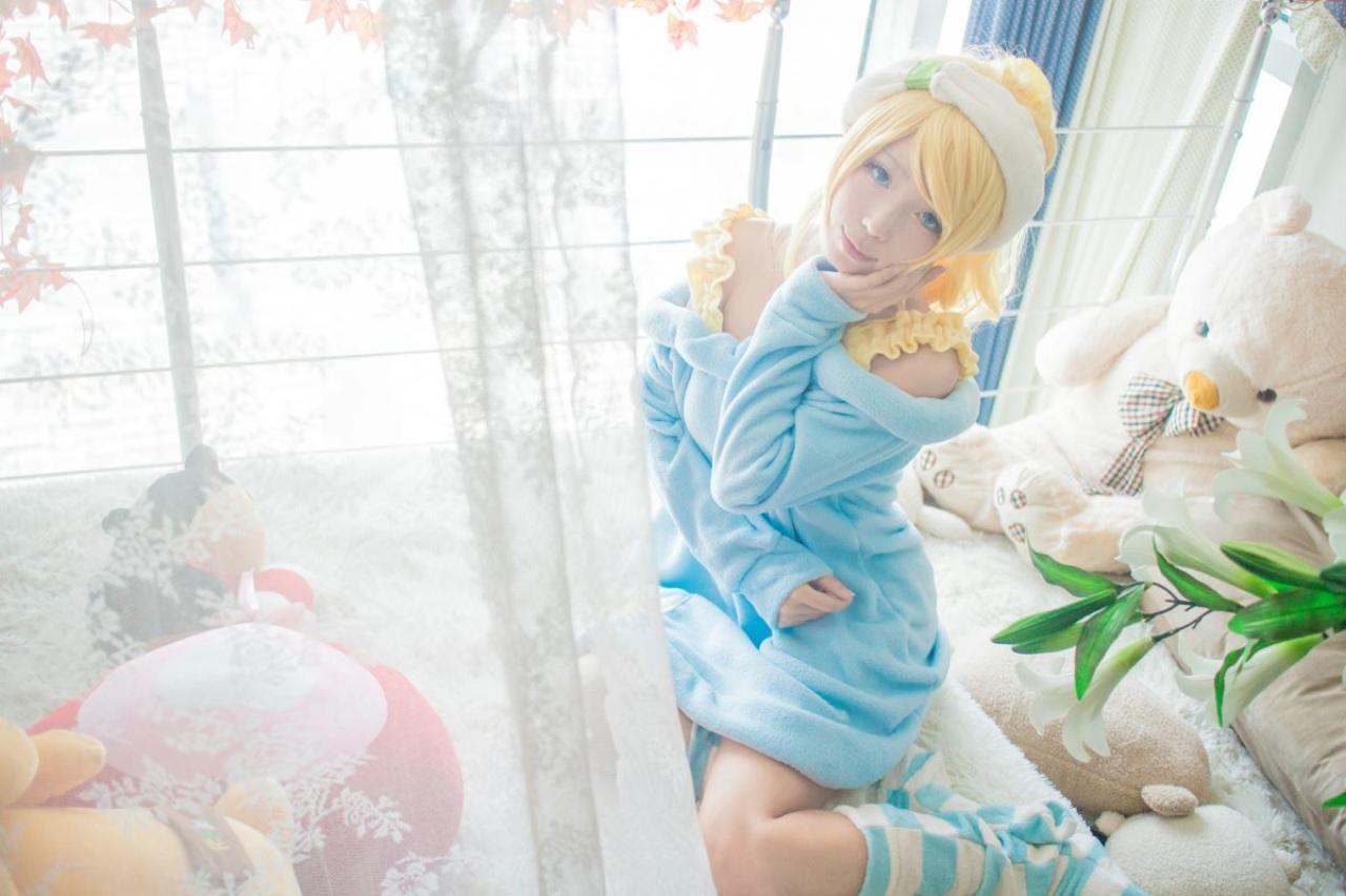 切切扮演绚濑绘里左手撑着脸颊，坐在地上