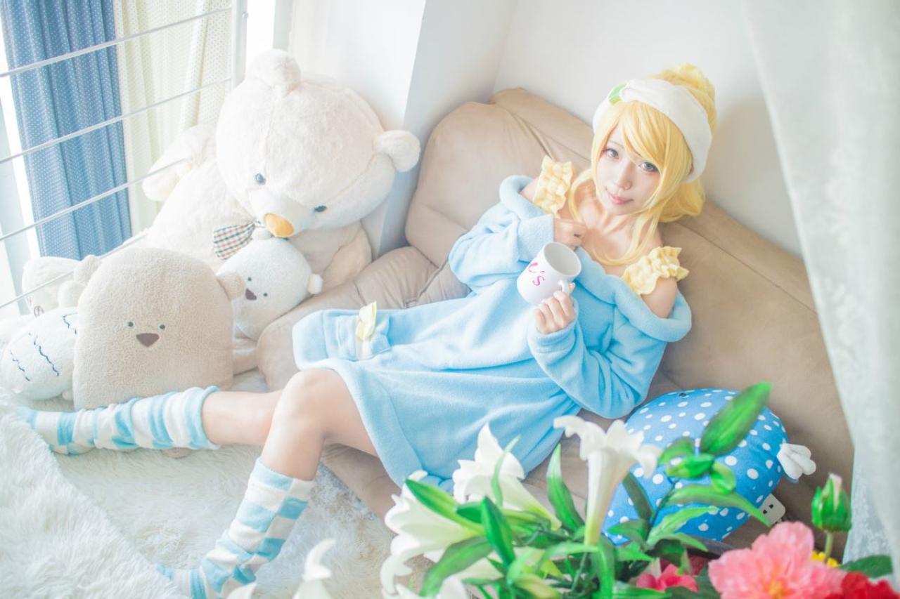 切切扮演绚濑绘里靠在沙发上