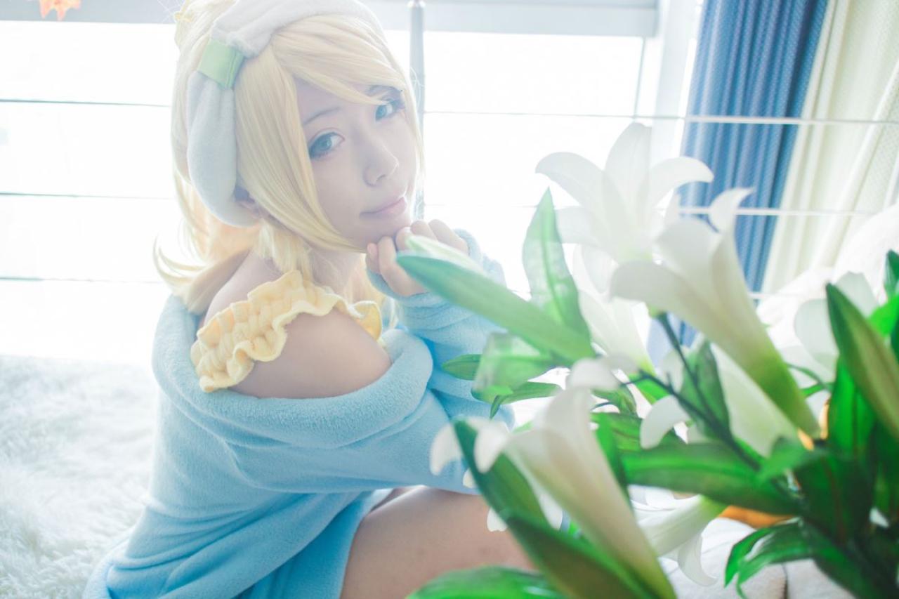 切切扮演绚濑绘里坐在地上侧面照