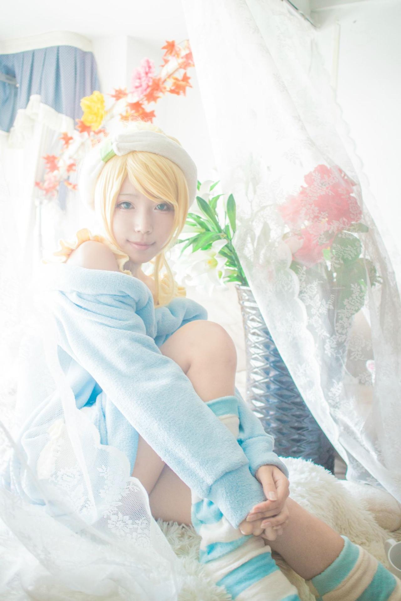 切切扮演绚濑绘里坐在毯子上，双臂环绕膝盖