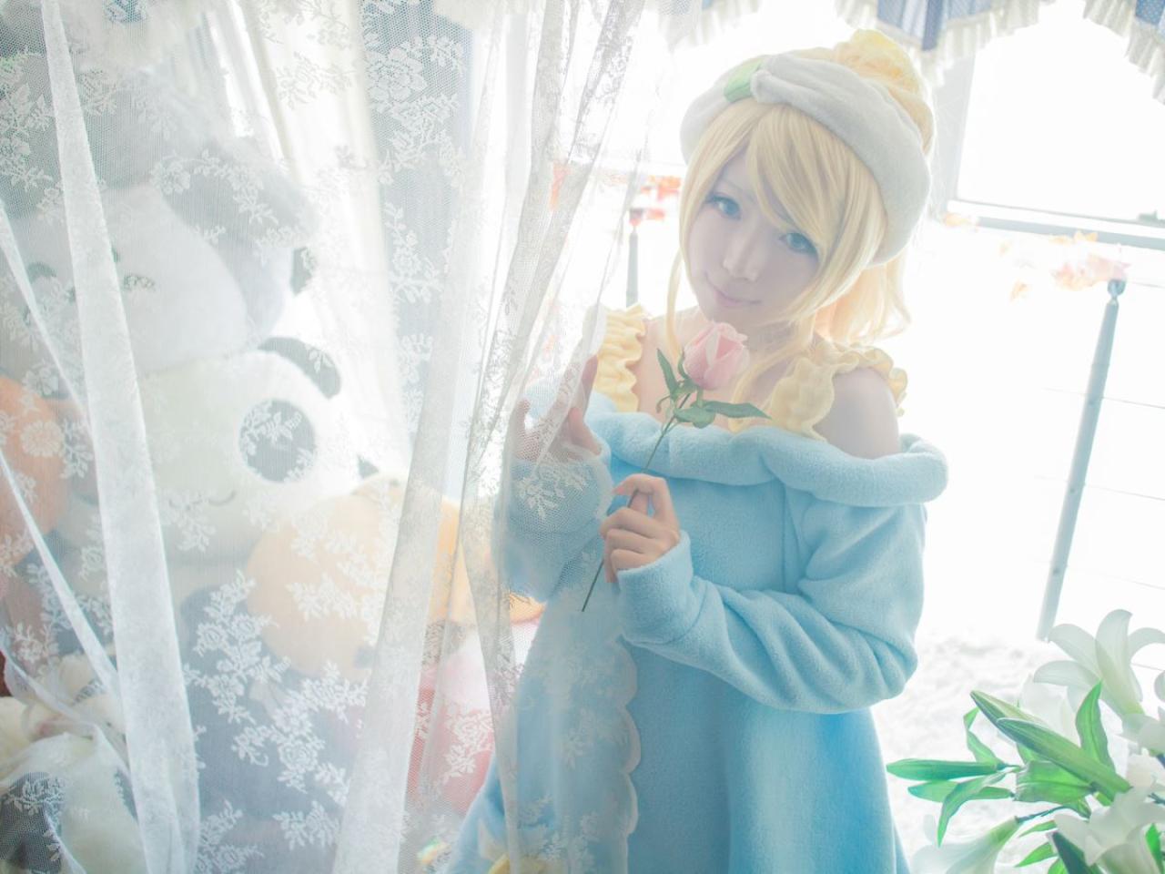 切切扮演绚濑绘里左手拿着粉玫瑰，右手摸着窗帘