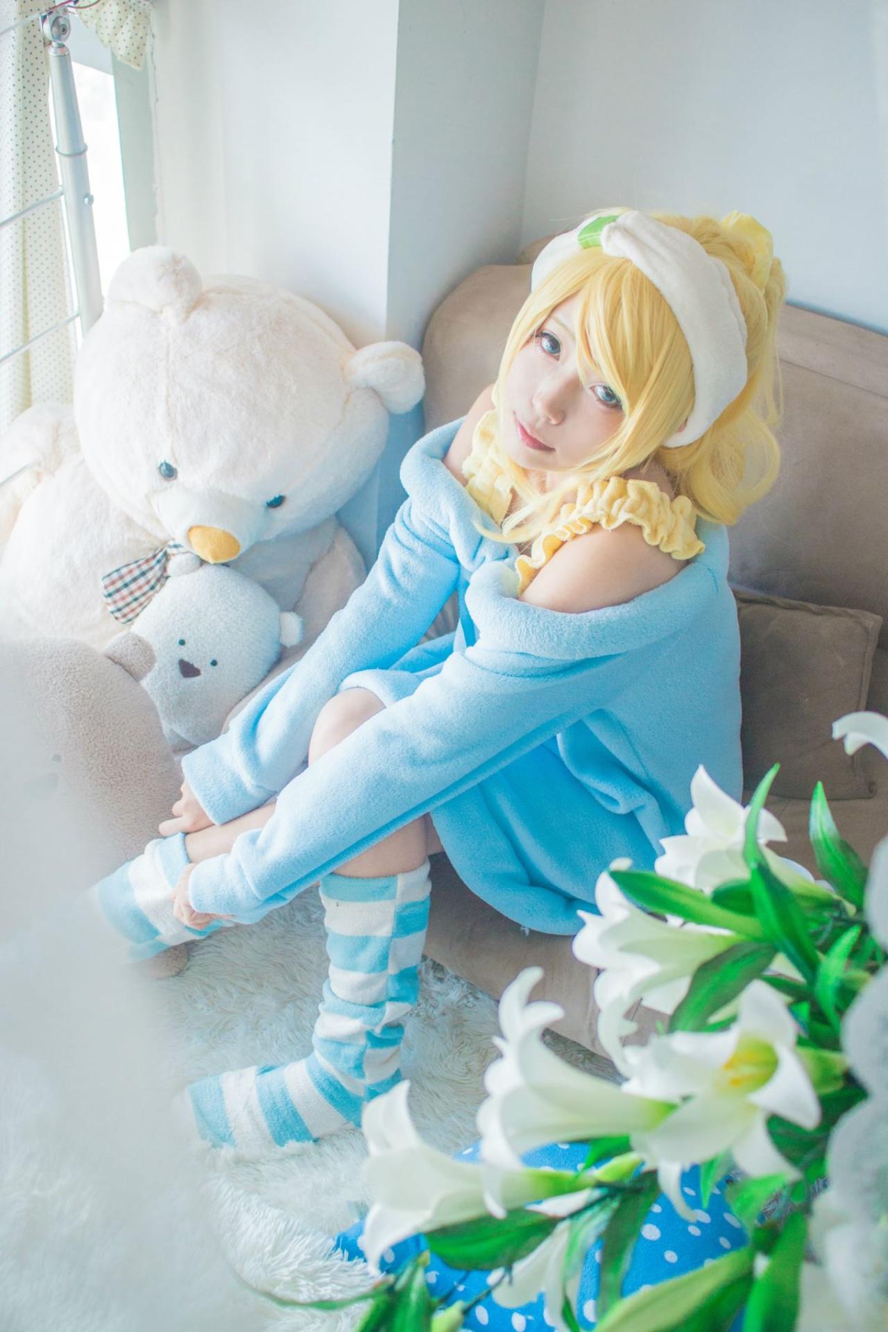 切切扮演绚濑绘里坐在沙发，双手拉着袜子