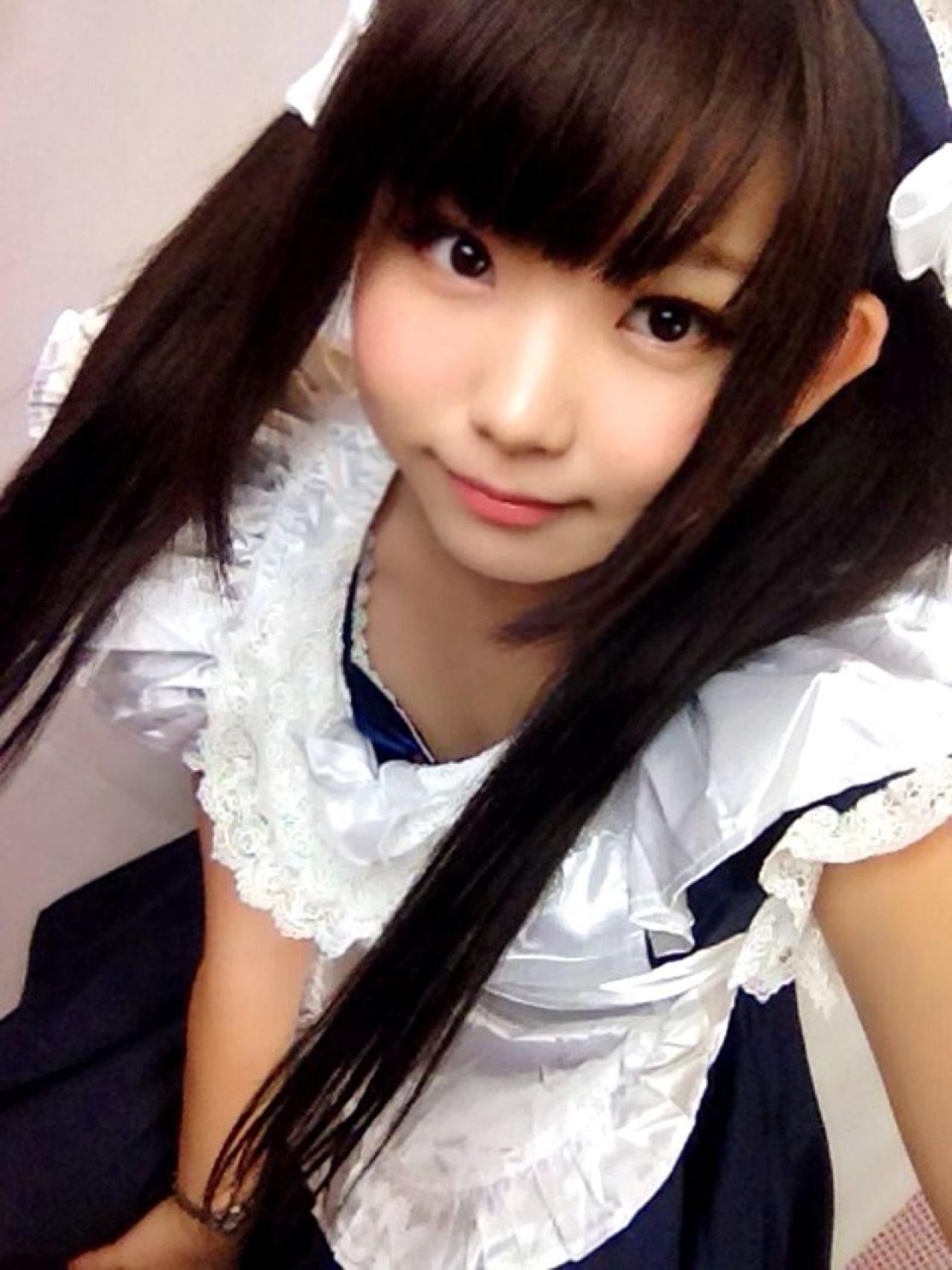 enako披着双马尾微微躬身自拍