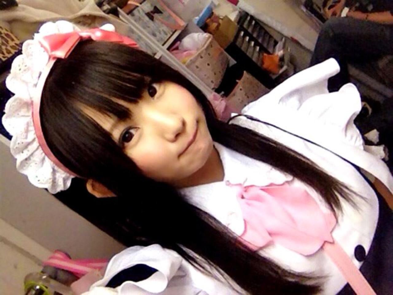 enako披着长发，戴着女仆发饰自拍