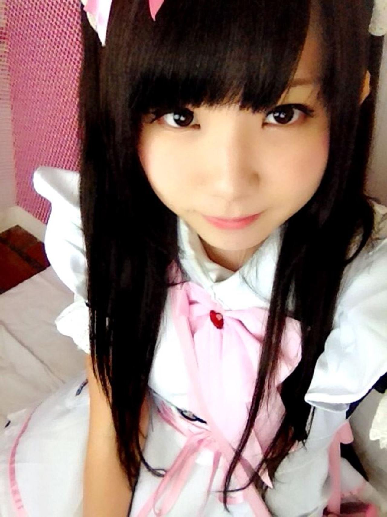 enako披着黑色长直发，穿着粉色女仆装自拍