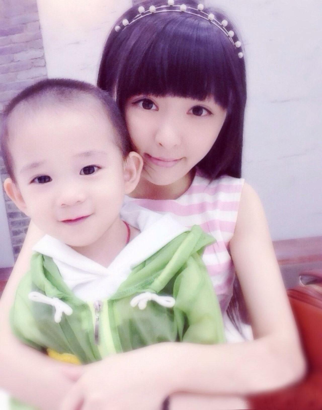 童可可抱着小帅哥