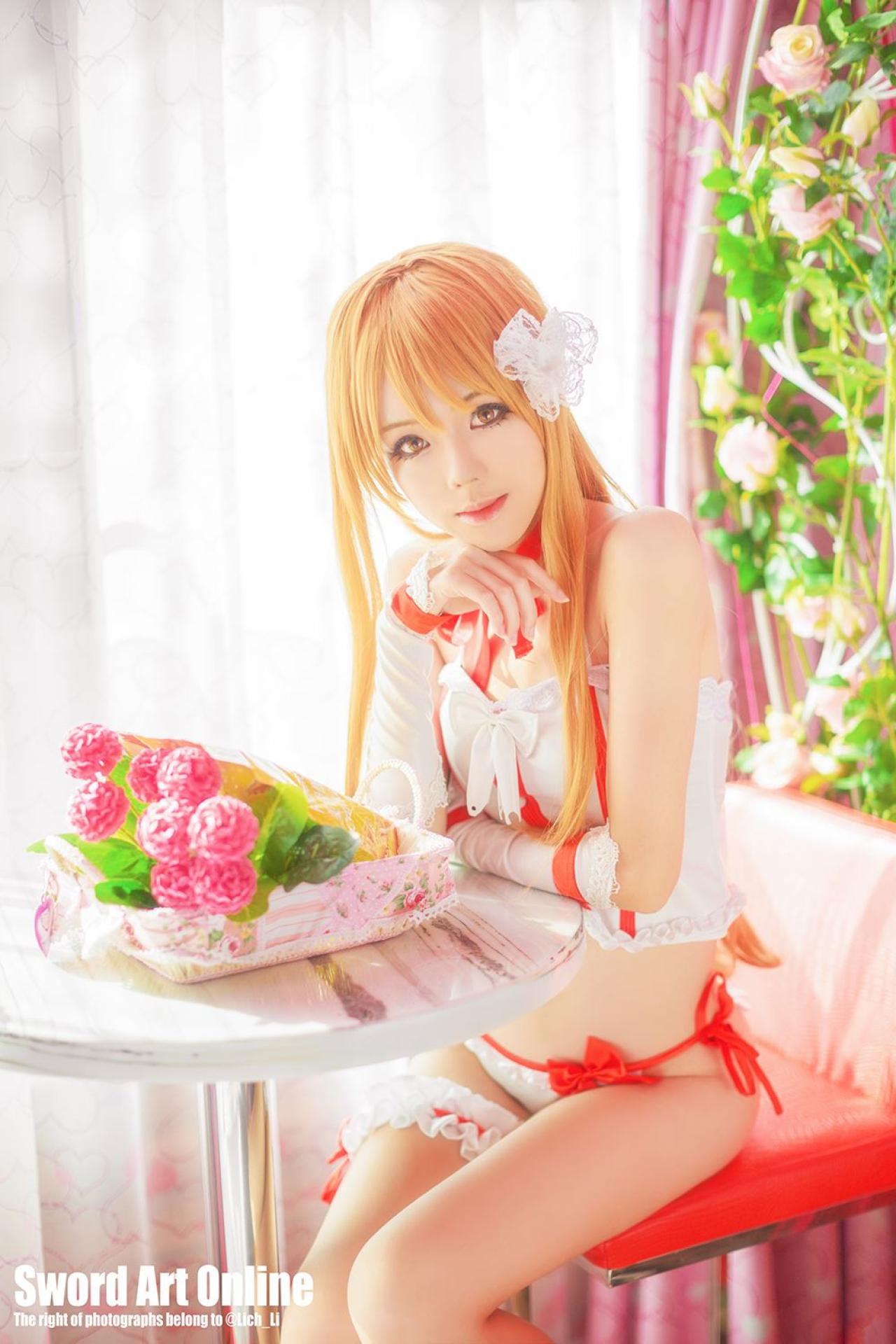 Nikki扮演结城明日奈/亚丝娜扒在桌子上，桌面的篮子里放着花束