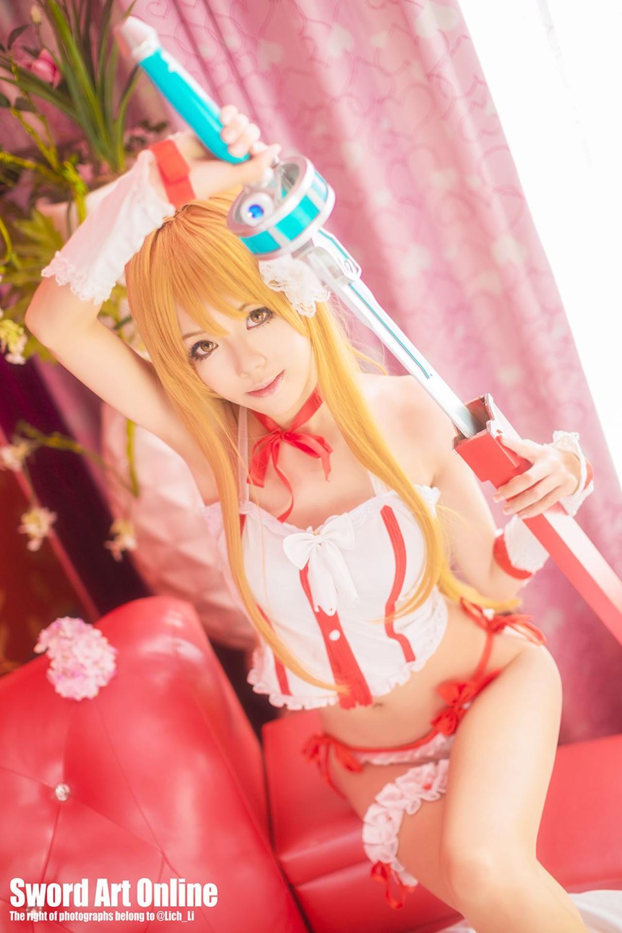 Nikki扮演结城明日奈/亚丝娜左手握着剑鞘，右手拔出剑