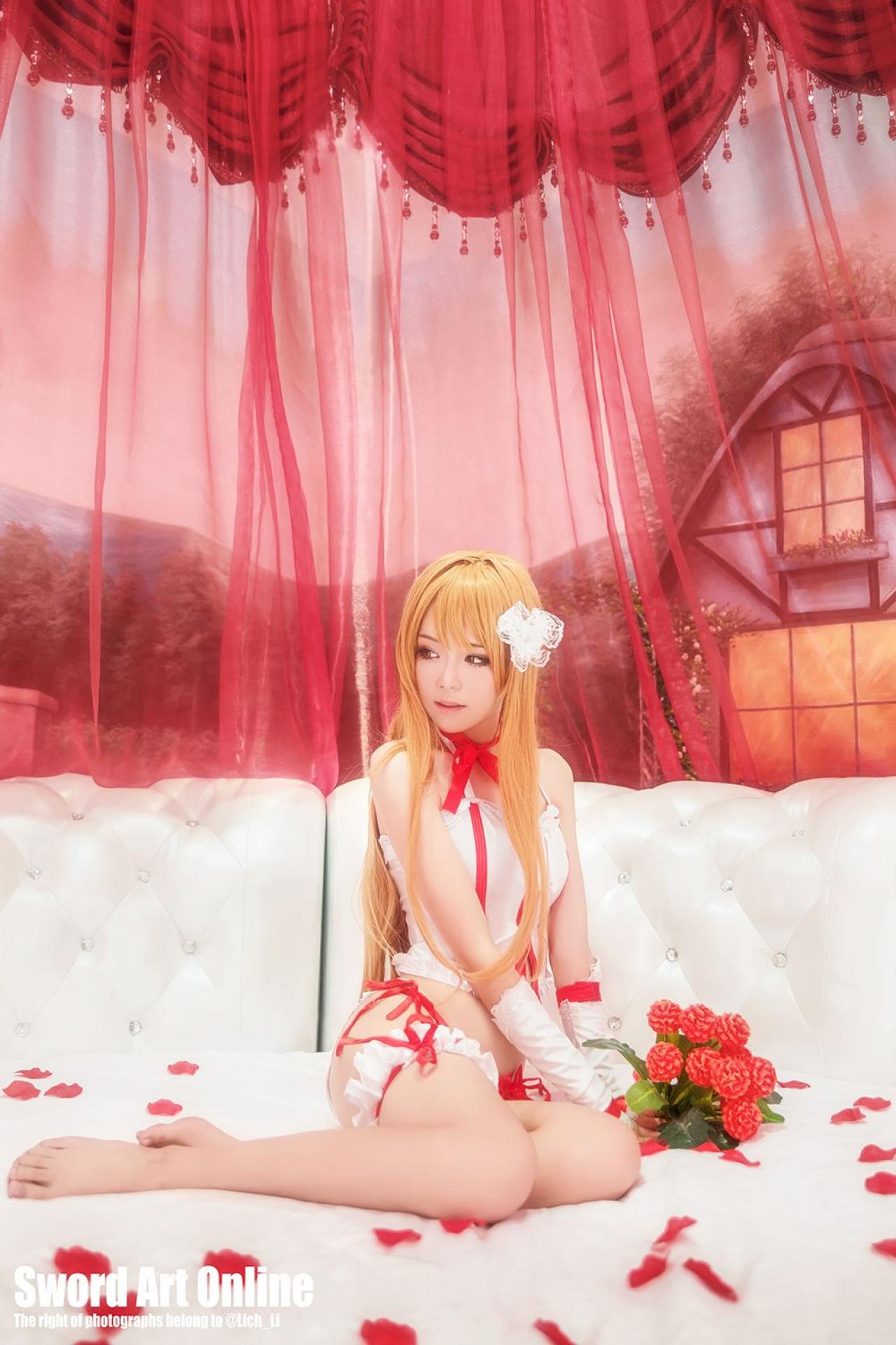 Nikki扮演结城明日奈/亚丝娜跪坐在床上