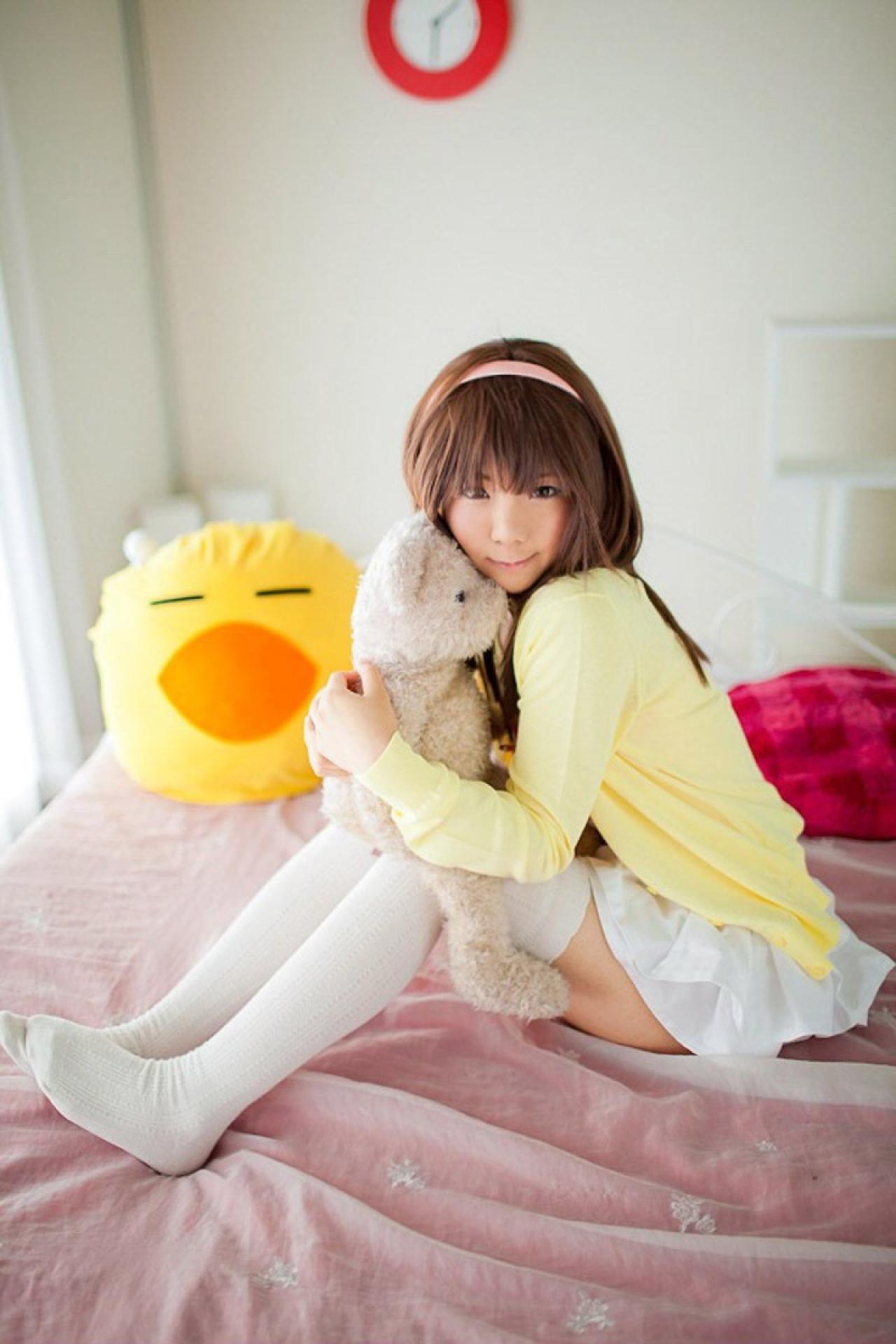 Yun Kousaka扮演千石抚子双手抱着小熊玩偶