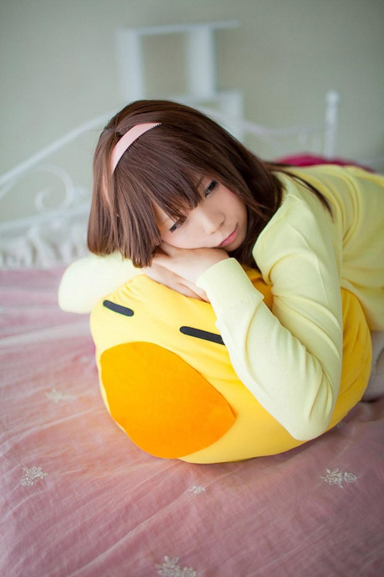 Yun Kousaka扮演千石抚子双手扒在小鸡抱枕身上