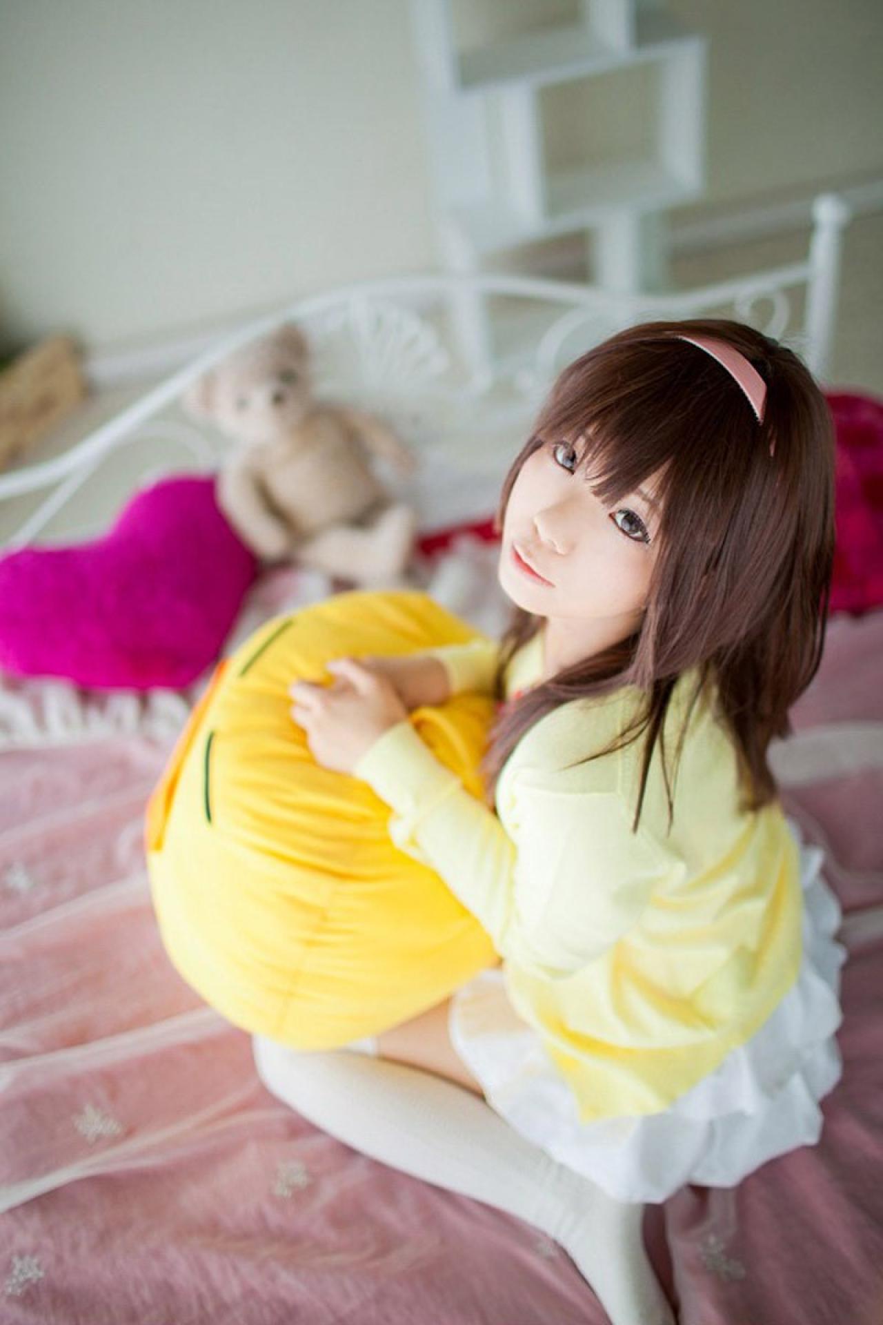 Yun Kousaka扮演千石抚子抱着小鸡抱枕