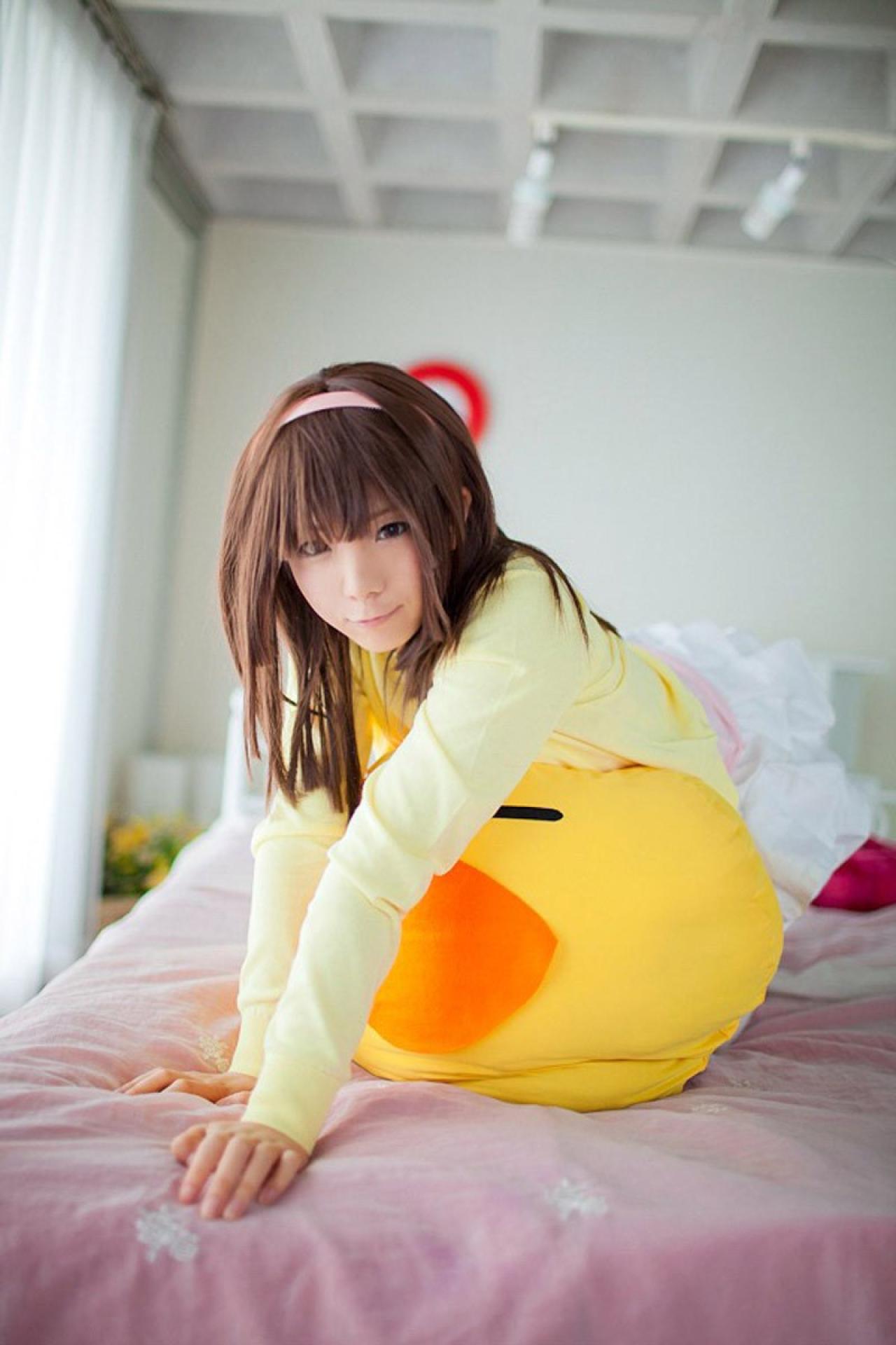 Yun Kousaka扮演千石抚子双手撑在床上，身子扒在小鸡抱枕上