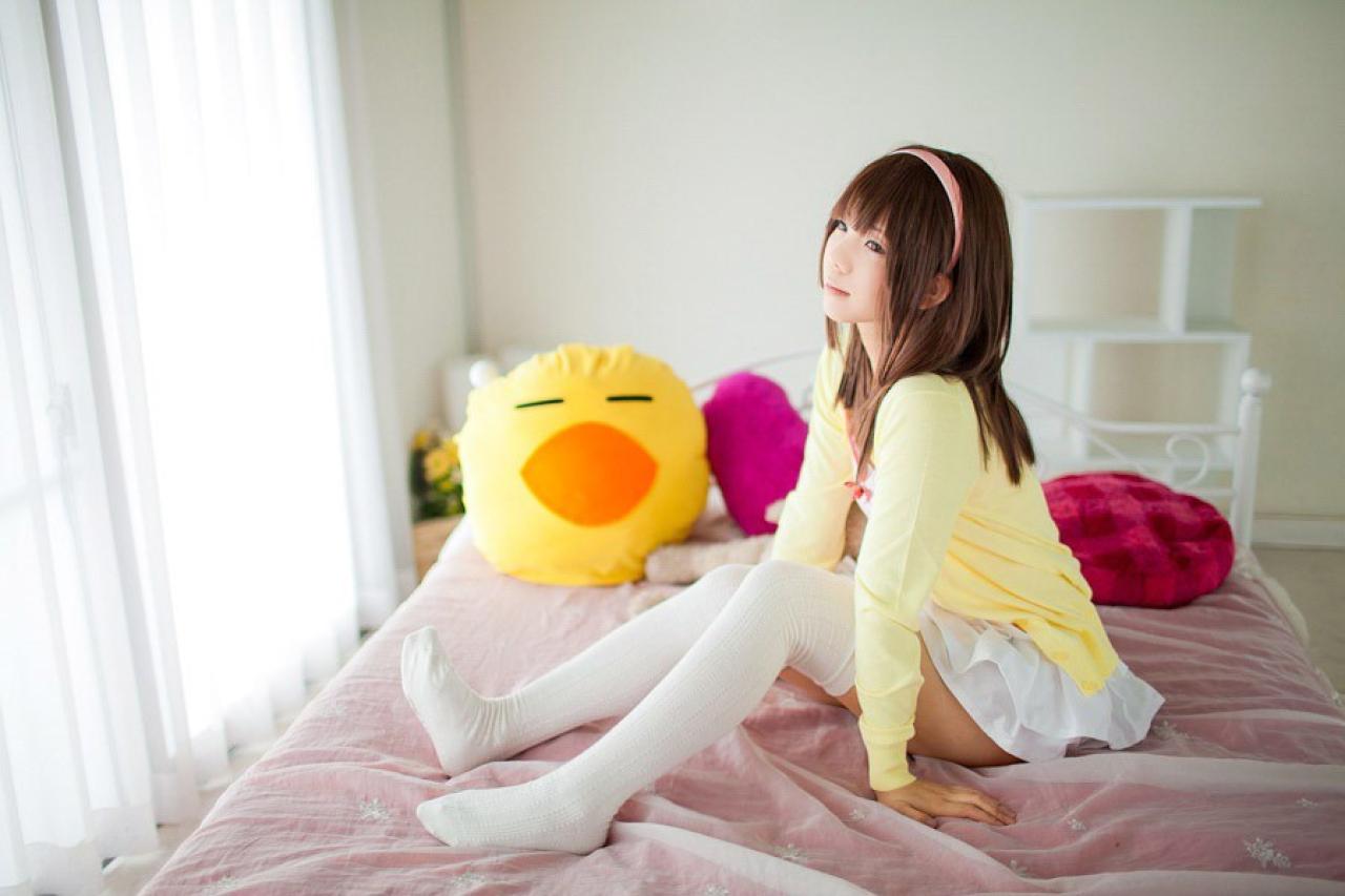 Yun Kousaka扮演千石抚子双手撑着坐在床上