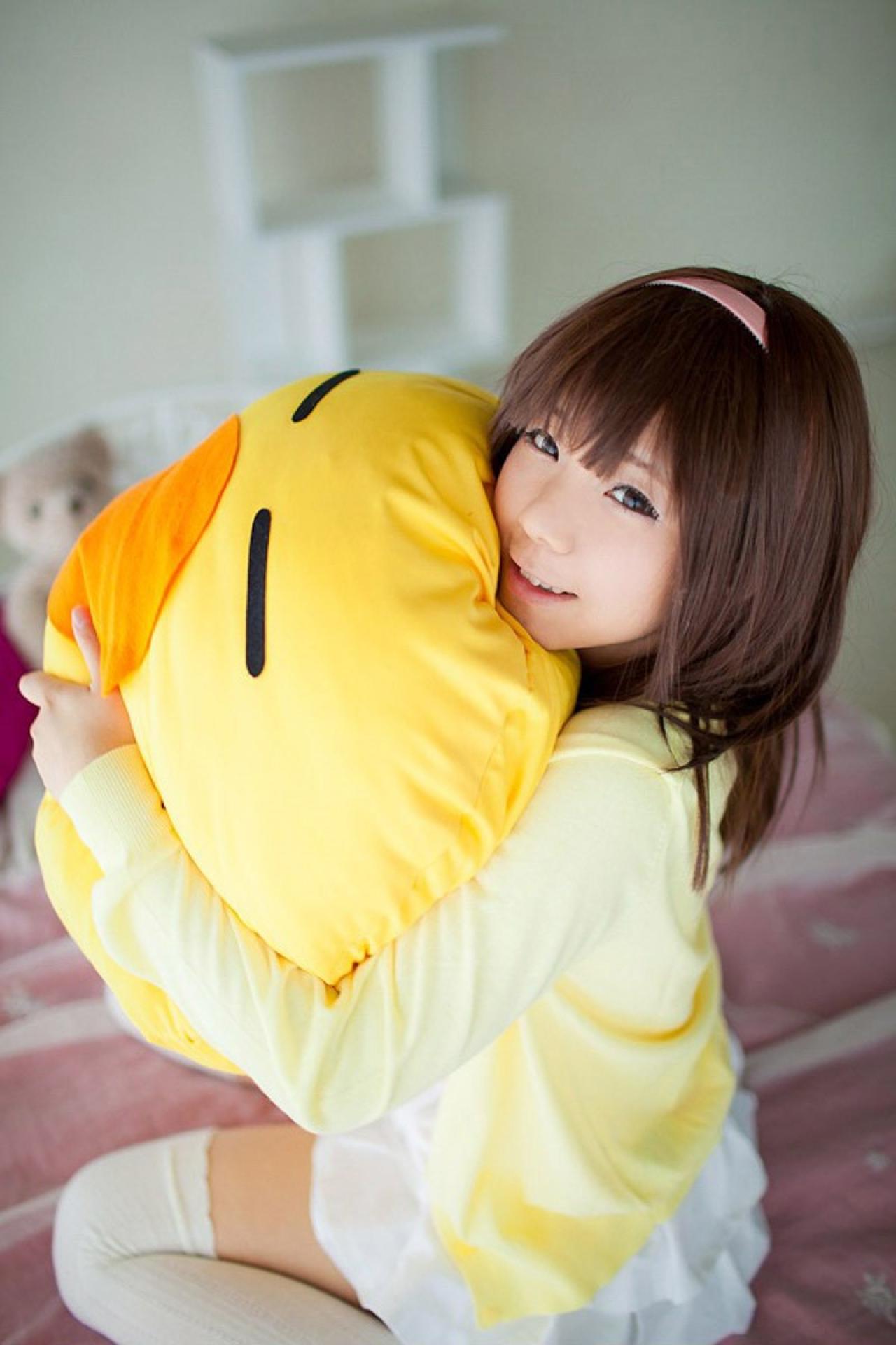 Yun Kousaka扮演千石抚子抱着小鸡抱枕，侧头微笑