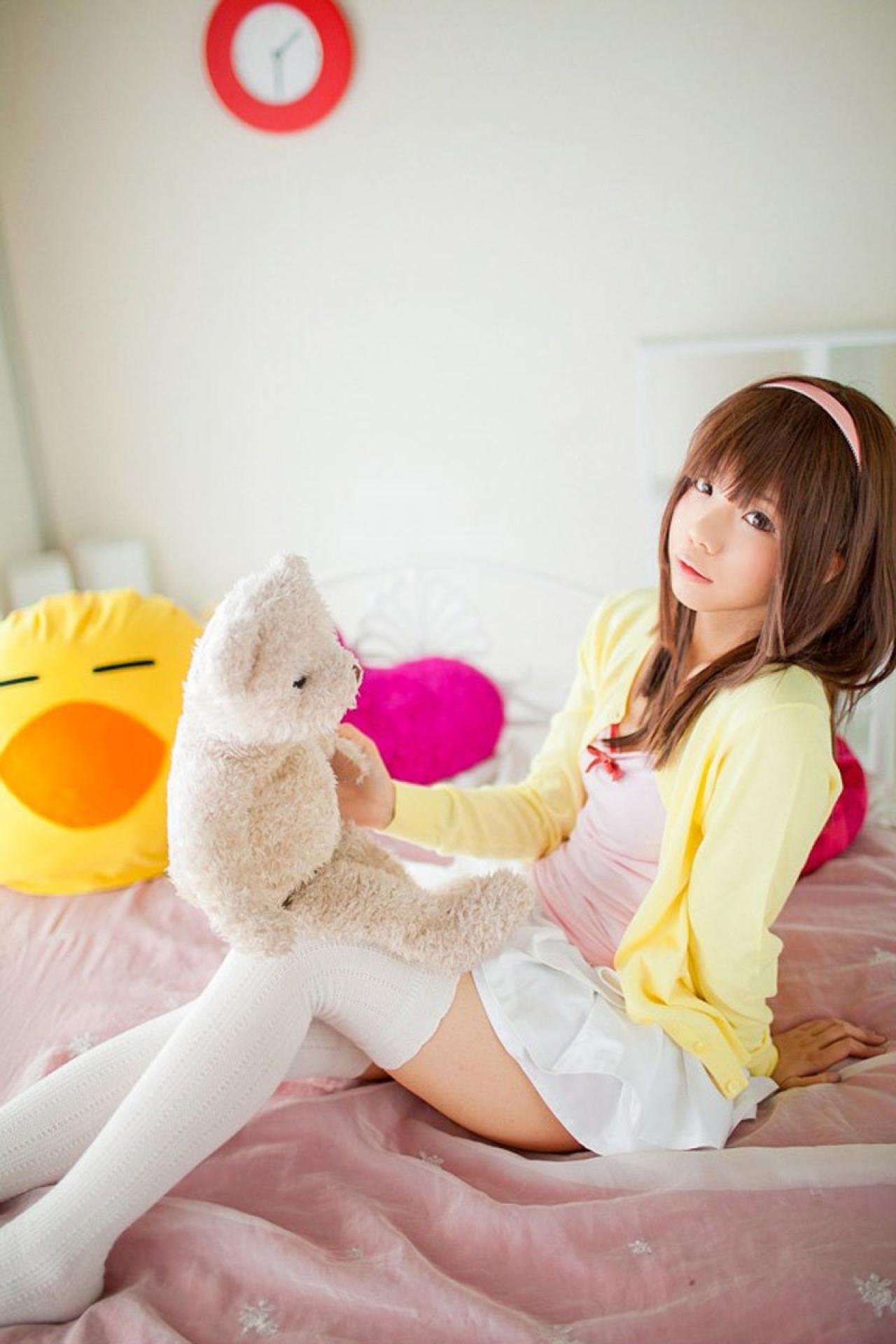 Yun Kousaka扮演千石抚子和小熊玩偶握手的姿势