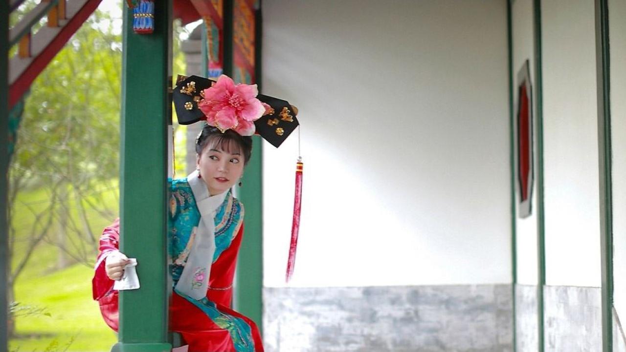 溟扮演还珠格格小燕子坐在走廊上