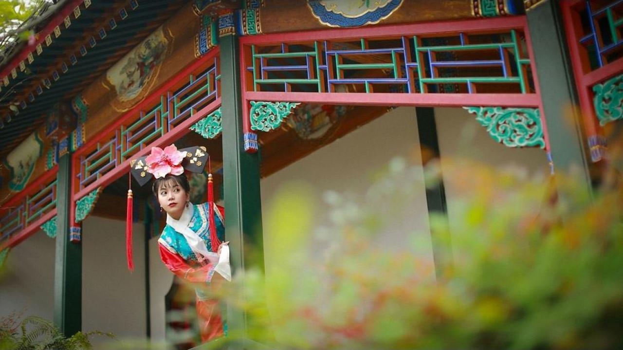 溟扮演还珠格格小燕子从走廊中张望