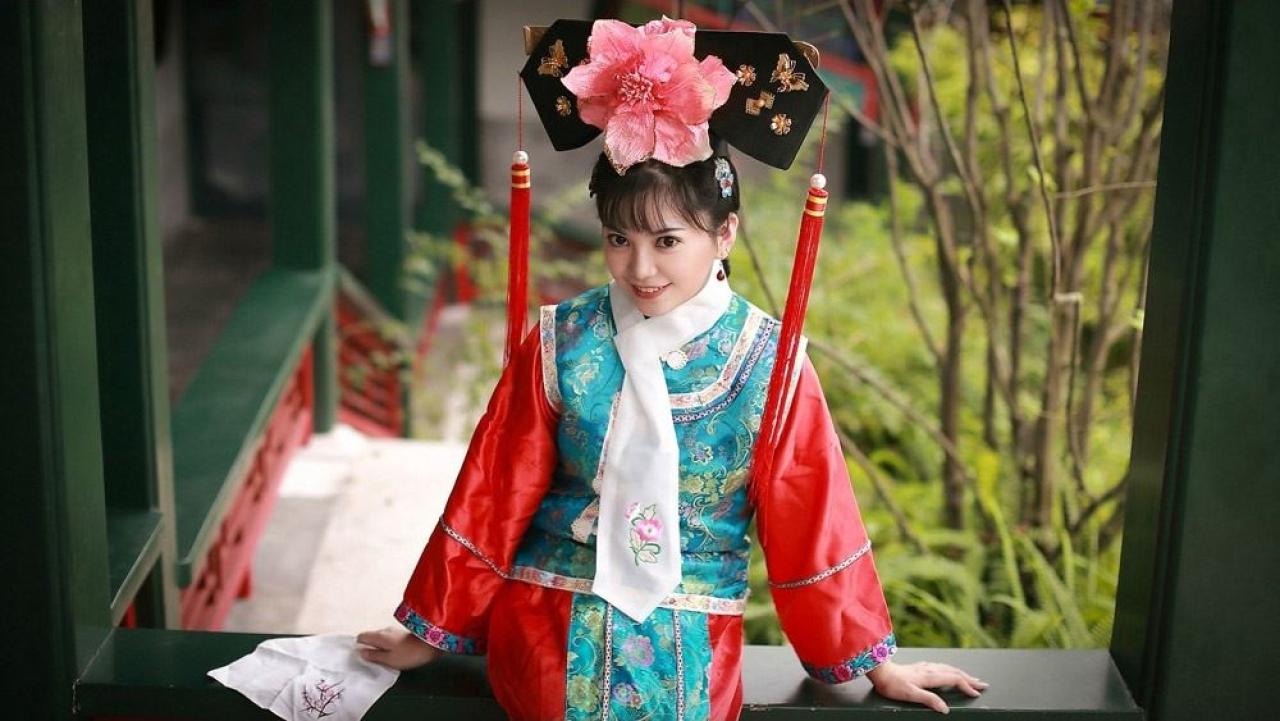 溟扮演还珠格格小燕子坐在走廊正面照