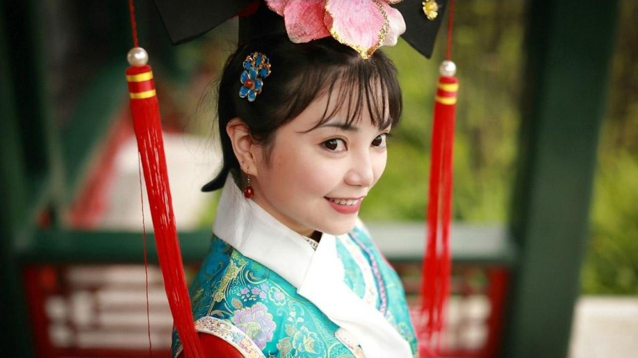 溟扮演还珠格格小燕子微侧面照