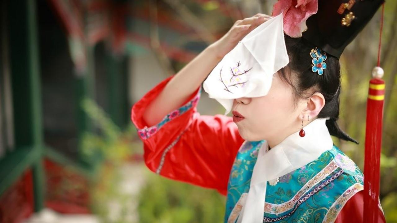 溟扮演还珠格格小燕子用手绢遮住眼睛，嘟嘴照